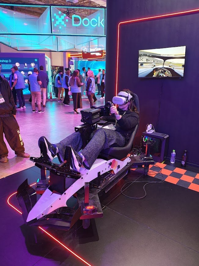 Stand corporativo premium com ativação de simulador VR
